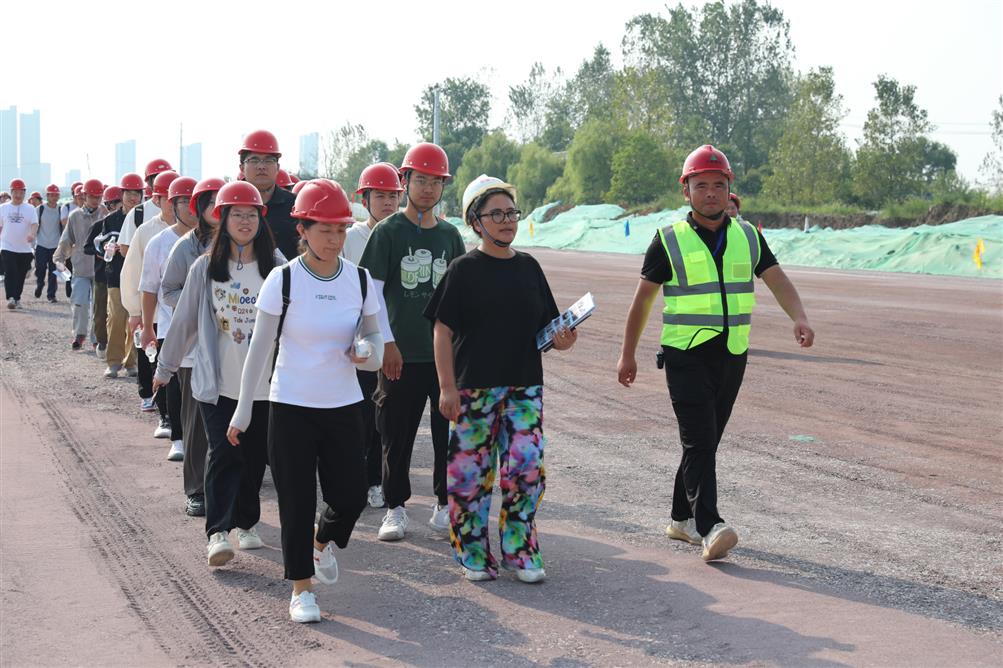 開(kāi)發(fā)區管委會(huì )領(lǐng)導及安徽理工大學(xué)師生走進(jìn)“劉慶路”施工現場(chǎng)觀(guān)摩交流